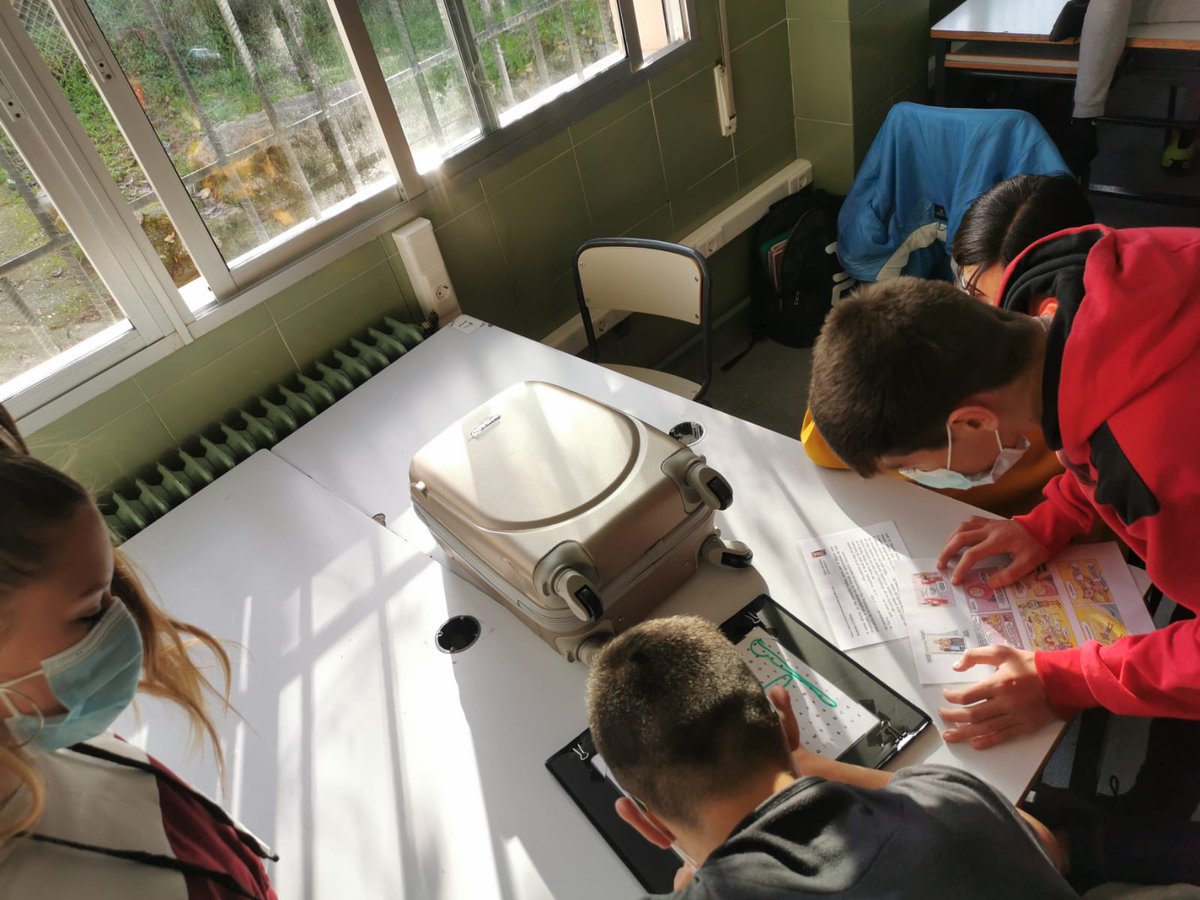 Al_Fanar's tweet image. ‼️ Ayer reiniciamos el proyecto #EscapeIslamofobia en el @IesoXalima gracias a @PluralismoyC. Jugamos 🧩🎲con @NoraSaguir  y @CodigoSecretoCC y pudimos ver la expo de 📷 #Trazosdelislam de @alfredocaliz coorganizada con @SEstadoMigr 👉 bit.ly/3335ph3