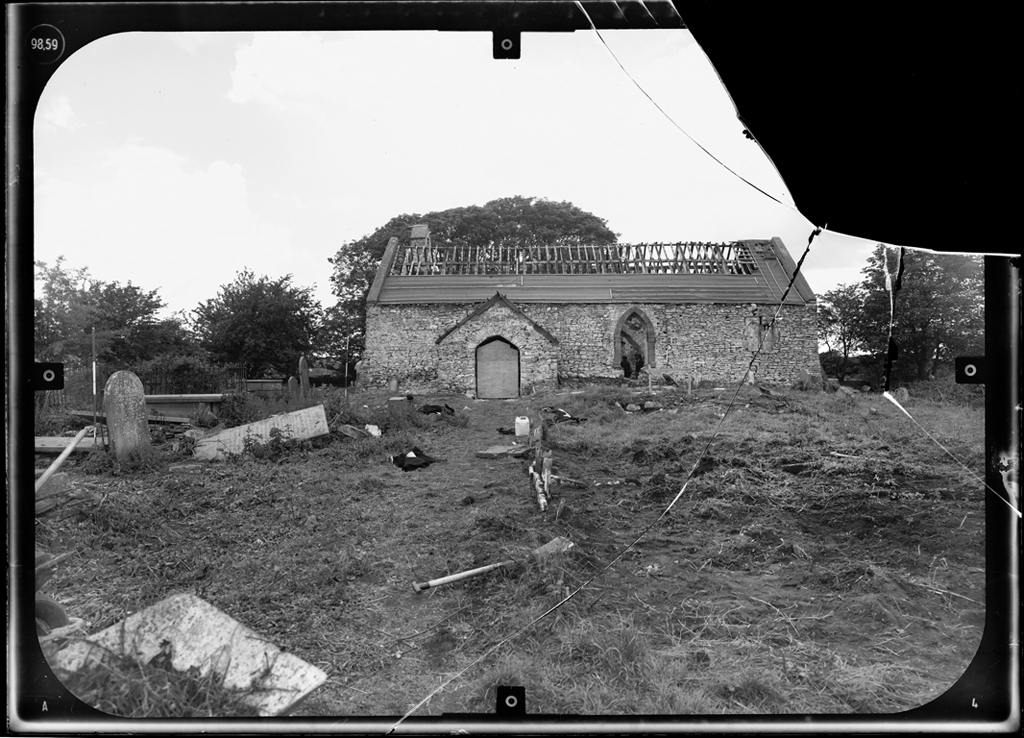  #FaithBuildingsFriday In the 1970s  @RC_Survey visited the derelict church of St Teilo’s, Llandeilio Talybont. They noticed traces of coloured pigments below the flaking white limewash – a first step to revealing one of the most exciting  #wallpainting schemes in Wales. 1/5