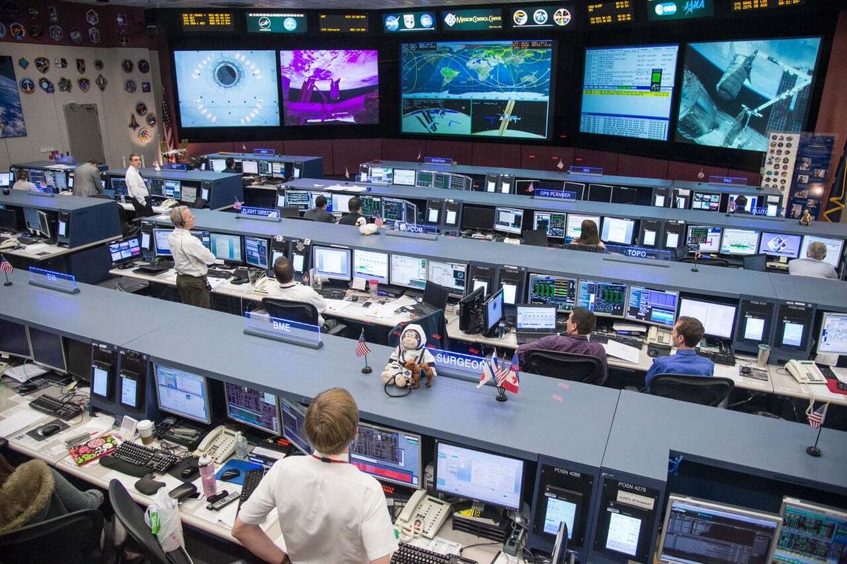 Управление мониторами. Центр управления полетами s7. Центр управления полетами НАСА. Мониторы в центре управления. Управление космическим полётом.