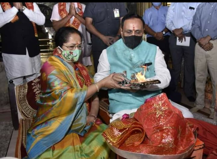 haribhaiBanas's tweet photo. આજે માન. મુખ્યમંત્રી શ્રી વિજયભાઈ રૂપાણી સાહેબે આદ્યશક્તિ અંબાજી માતાજીના દર્શન-પૂજન કર્યા. રાજયના સૌ નાગરિકોની સુખાકારી, શાંતિ, સલામતિ અને રાજયના ઉત્તરોત્તર વિકાસમાં દૈવીશક્તિના આશિષ સદાય વરસતા રહે તેમજ કોરોના સંક્રમણ જલદી દૂર થાય  તેવી પ્રાર્થના માતાજીના શ્રી ચરણોમાં કરી હતી. https://t.co/XqDiUJmBfR