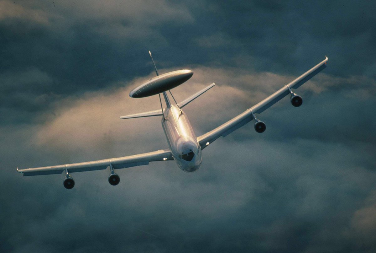 Vanmiddag zal er een AWACS-vliegtuig oefennaderingen maken op vliegbasis Woensdrecht. Zijn opvallende verschijning en geluid zullen u wellicht opvallen. Wil u weten wat dit vliegtuig hier precies doet? Check dan deze site bit.ly/33iwuNF of bit.ly/3lSKlRS