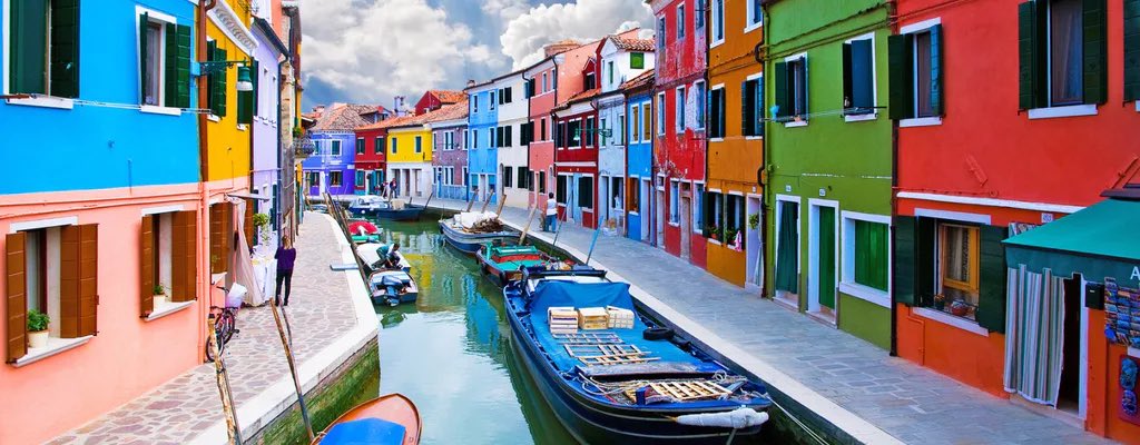 #goodmorning let’s start this #friday with some goodvibes. Here you have two beautiful pics of the colorful Burano (Venice). Isn’t it charming?

#20Novembre #FridayThoughts #Italy #veneto