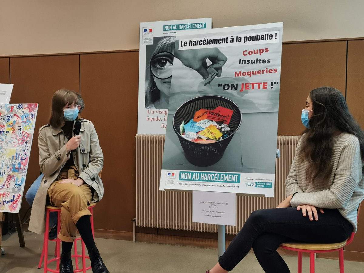 acbesancon's tweet photo. Remise du prix #nonauharcelement ce matin par le recteur @ChanetJF à Émilie et Manal du collège de Pouilley-les-Vignes pour l'affiche "Le harcèlement à la poubelle".
Un collège engagé dans le climat scolaire par les nombreux travaux portés.
#solidarité #respect #progrès 
#MAE https://t.co/7t7m3qA1Qv
