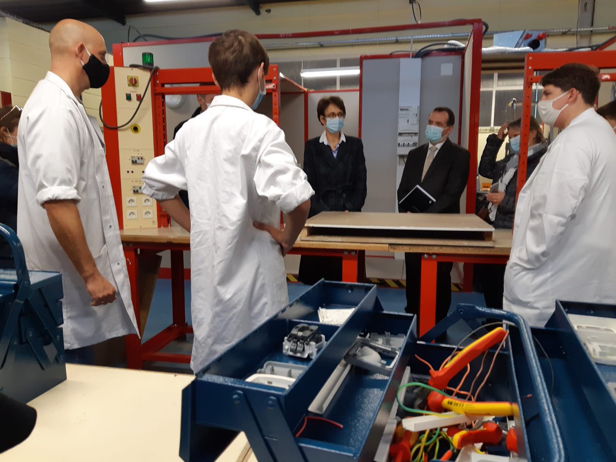 AcReims's tweet photo. La rectrice @AgnesWalch est ce matin en Haute-Marne, au lycée Blaise Pascal de @SaintDizierFR  pour échanger avec les équipes et les élèves sur l'organisation et l'aménagement des enseignements, ainsi que la mise en œuvre du protocole sanitaire. https://t.co/FKUE0CqVIn