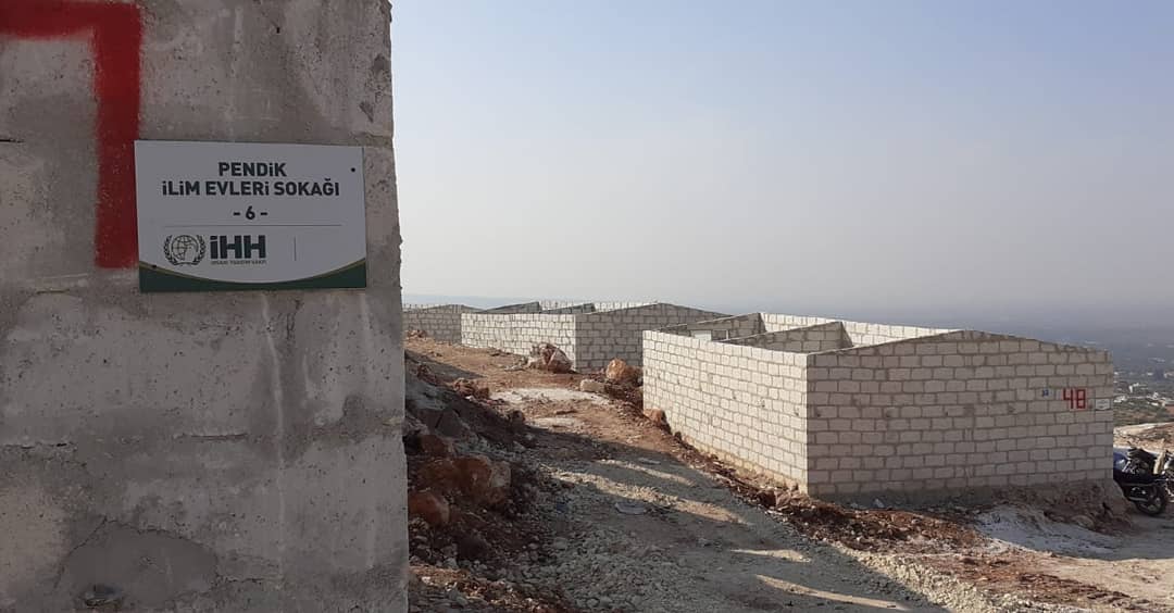 ihhoffroad's tweet photo. İstanbul arama kurtarma olarak değerli gönüllülerimiz in desteğiyle yapılan Suriye Harim Bölgesinde tamamlanmak üzere olan  130 adet Biriket evin ziyaretinde bulunduk.
Tüm bağışçılarımıza teşekkür ederiz. https://t.co/x40lCjJR62
