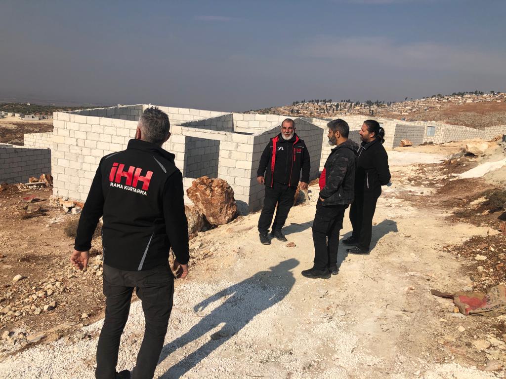 ihhoffroad's tweet photo. İstanbul arama kurtarma olarak değerli gönüllülerimiz in desteğiyle yapılan Suriye Harim Bölgesinde tamamlanmak üzere olan  130 adet Biriket evin ziyaretinde bulunduk.
Tüm bağışçılarımıza teşekkür ederiz. https://t.co/x40lCjJR62