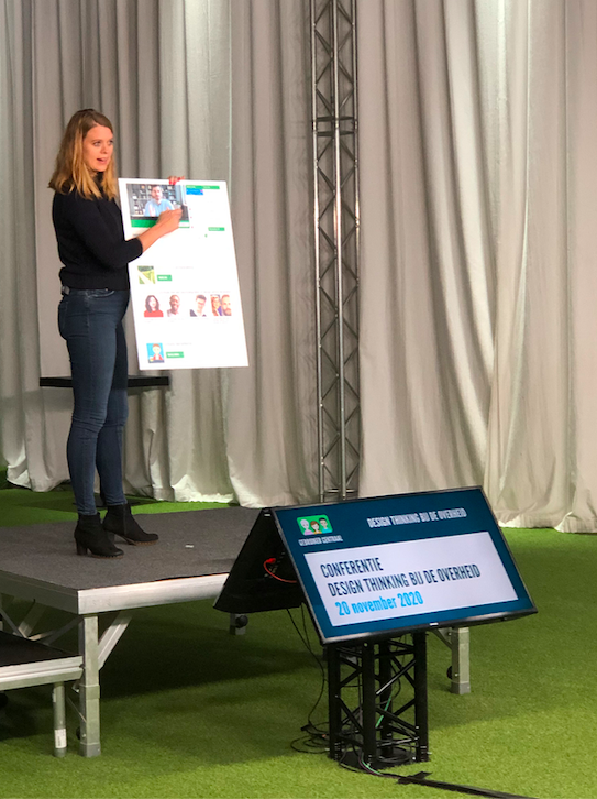 GebrCentraal's tweet photo. We zijn begonnen! Vandaag is de conferentie Design thinking bij de overheid. Dagvoorzitter @manuelame heeft net de aftrap gedaan. Wij zitten in Ede bij de Mauritskazerne, alle (bijna 600) deelnemers lekker thuis. Ben jij er ook bij? Deel een foto! #GCDesignThinking https://t.co/FNvoJZi5g4