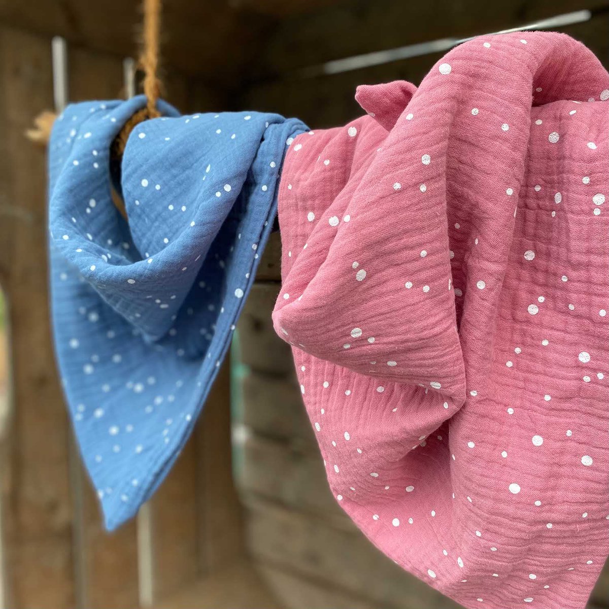 petiteliv's tweet photo. #Kinderschal #Musselin #Tuch #Musselintuch #Kinderaccessoires https://t.co/uRikr0Zdsa #dreieckstuch #tuch #alltagsbegleiter #farbvariationen #fashion #musselin #nachhaltig #fashionfurkinder #kinderschal #dots #blau #rose #mädchenschal #mädchenmama #jungenschal #junge https://t.co/nfK4IiSJ6P