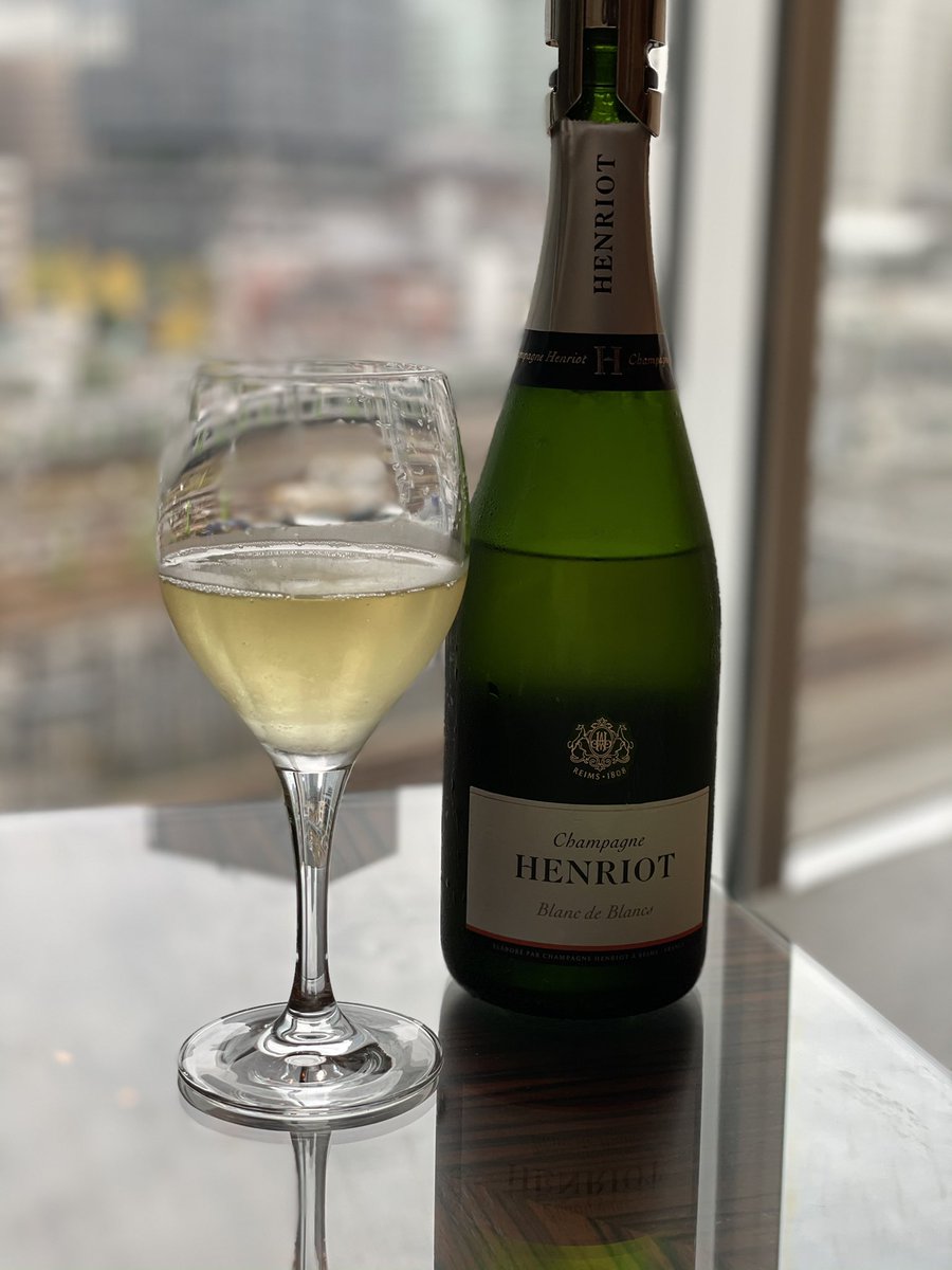 TabmaTabma's tweet photo. 昼からシャンパーニュ 🍾
アンリオ　ブランドブラン
安定のおいしさ🍾

無理矢理GOTOトラベル@電車と丸の内オフィスビルビューのホテル

#アンリオ #HENRIOT #シャンパーニュ #Champagne https://t.co/BIi5KpsU52