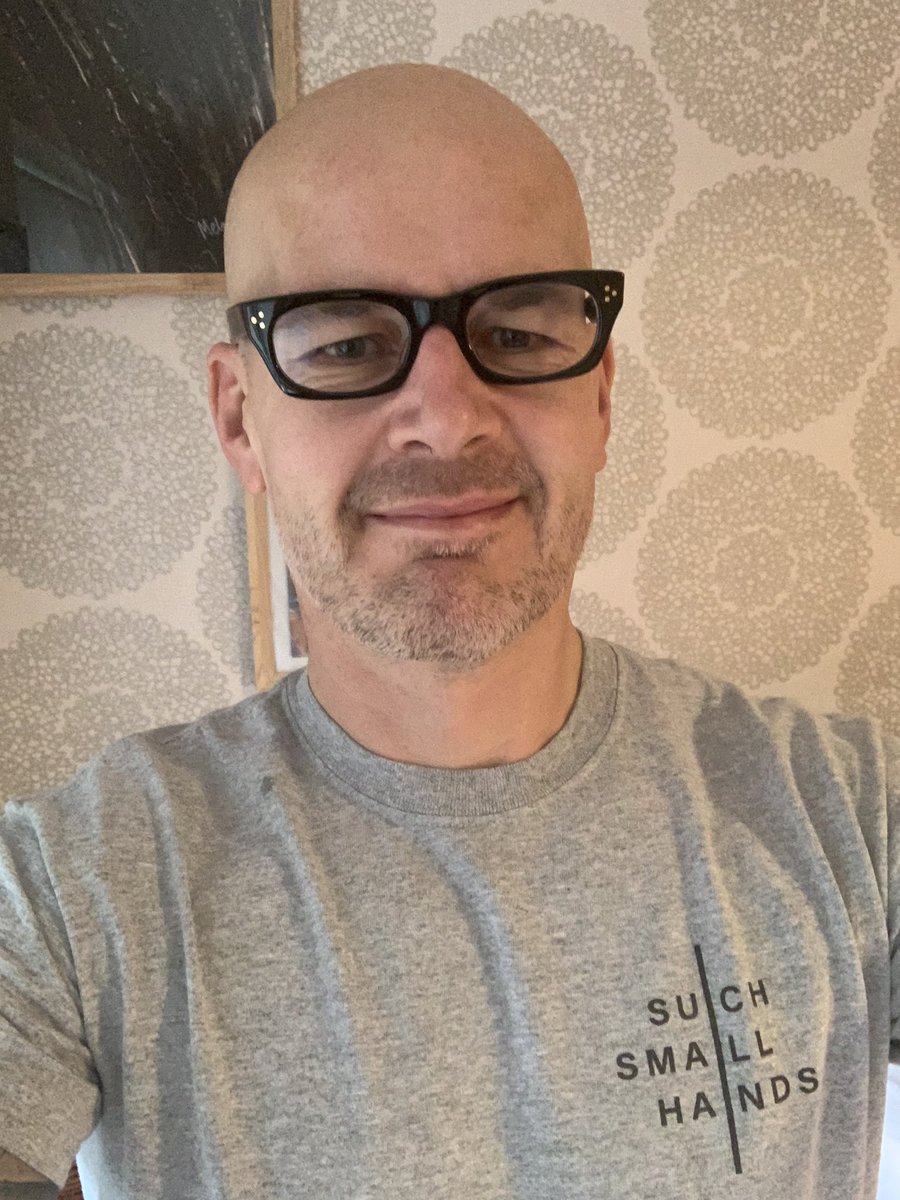 Bert_Hubb's tweet photo. @BBC6MusicBot @steve_lamacq @suchsmalltweets #tshirtday Wearing my tee by the talented Melanie Howard aka #suchsmallhands https://t.co/cnUsjm9sBt