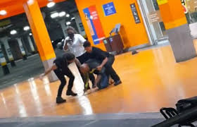 RogerioKenes's tweet photo. Em 2018 seguranças mataram um cachorro.
Em agosto de 2020 um colaborador morreu e corpo foi tapado por guarda-sol e a loja aberta, Agr mataram um homem negro. E ass se 'celebra' o dia da consciência negra no RS.
Mais uma vez #CarrefourAssassino #ASSASINOS #BlackLivesMatter https://t.co/qK3TROyyi3