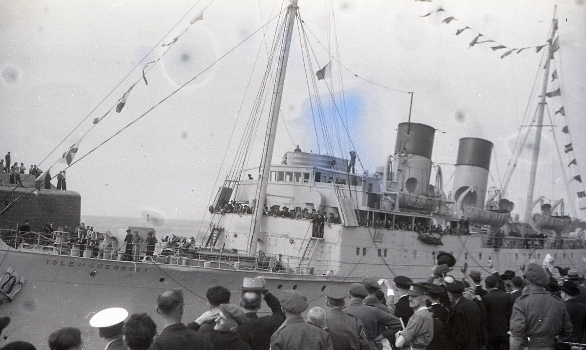 JerseyHeritage's tweet image. These images from the @JEPnews Photo Archive show servicemen, evacuees and deportees arriving #home in Jersey on the first mailboat to arrive in the Island for 5 years after Liberation in June 1945 @explorearchives #exploreyourarchive @lib75jsy #lib75