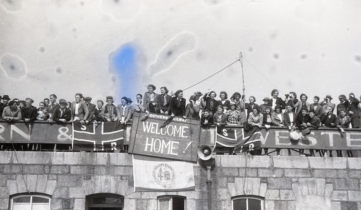 JerseyHeritage's tweet image. These images from the @JEPnews Photo Archive show servicemen, evacuees and deportees arriving #home in Jersey on the first mailboat to arrive in the Island for 5 years after Liberation in June 1945 @explorearchives #exploreyourarchive @lib75jsy #lib75