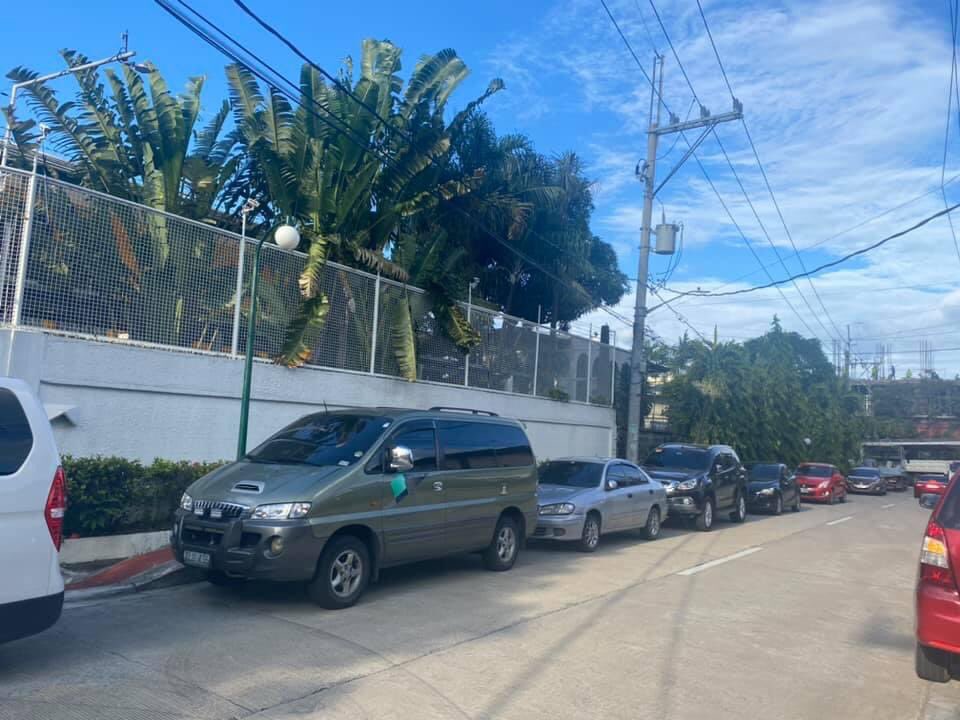 lenirobredo's tweet photo. Overwhelmed by the generosity of our fellow Filipinos. At a time of great need, we all come together to help those who need help the most. Long line of vehicles again, outside our office, of people wanting to contribute what they can to ease the burden of the typhoon victims. https://t.co/6XObbsGvrg