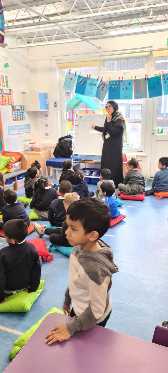 ElizabethSelby's tweet photo. #reception retelling super hero story. #birchclass #cedarclass https://t.co/8roQeelfeK
