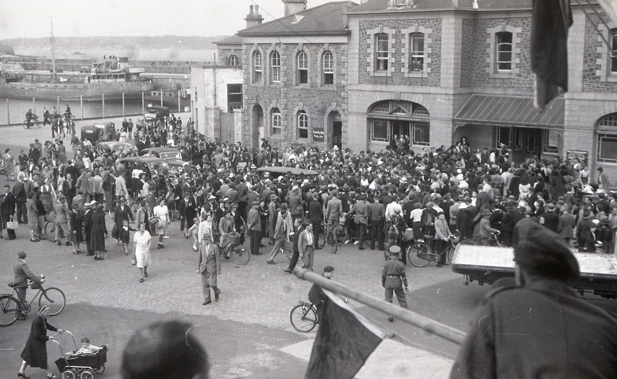 JerseyHeritage's tweet image. These images from the @JEPnews Photo Archive show servicemen, evacuees and deportees arriving #home in Jersey on the first mailboat to arrive in the Island for 5 years after Liberation in June 1945 @explorearchives #exploreyourarchive @lib75jsy #lib75