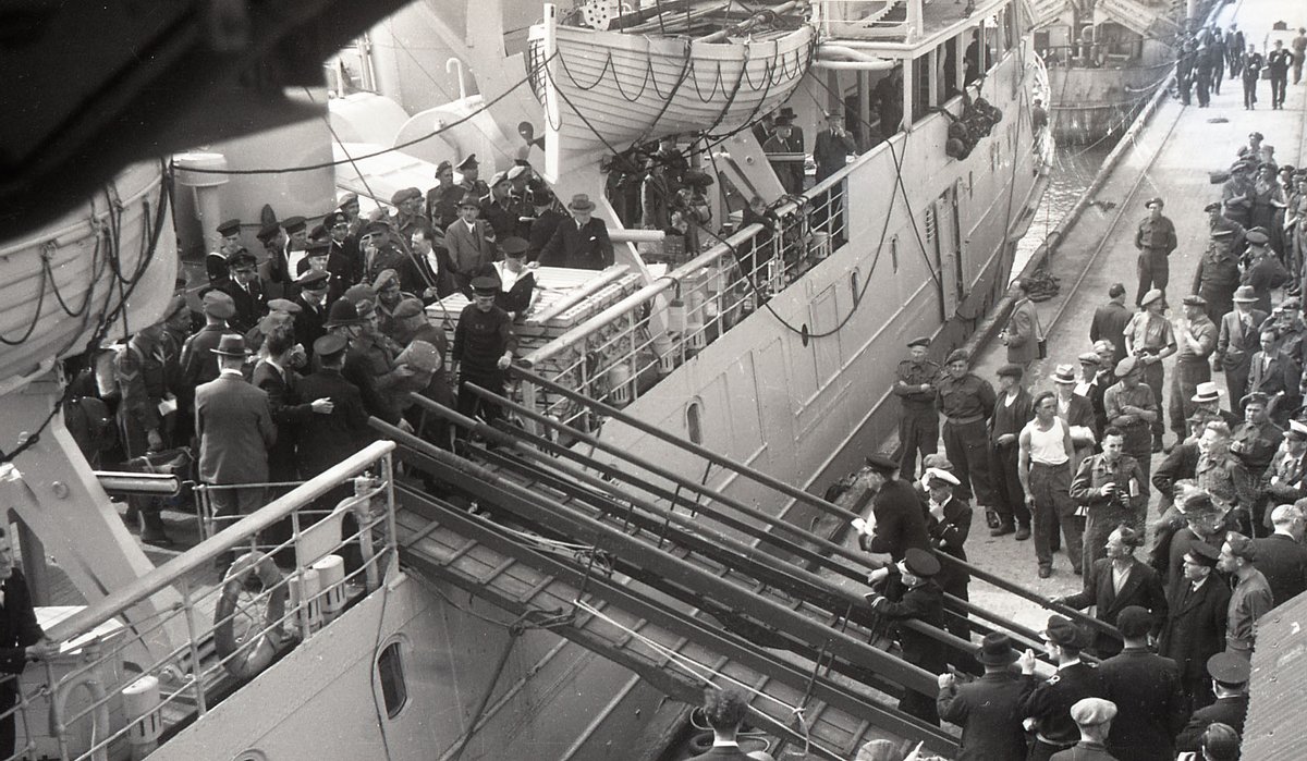 JerseyHeritage's tweet image. These images from the @JEPnews Photo Archive show servicemen, evacuees and deportees arriving #home in Jersey on the first mailboat to arrive in the Island for 5 years after Liberation in June 1945 @explorearchives #exploreyourarchive @lib75jsy #lib75