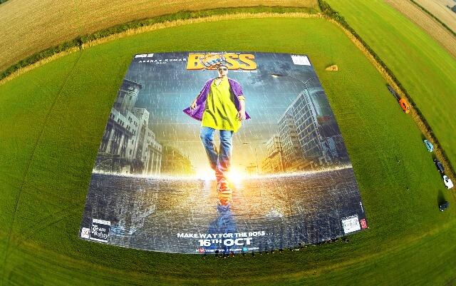 _A_K_SH_A_Y's tweet photo. 1 -- 193×180 ft..Largest poster in the world beating #MJ By #TeamAkshay in 2013 ( Jb Varun Debut k liye award le raha tha )
2 -- #Akki's Fans in Nepal 
3 -- #AkshayKumar FDFS celebrations
4 -- Boys from Haridwar n Dwarka come jst to meet his idol #Akki.. 

Ghr se bahr nikla kro🤞 https://t.co/nzjCXuu1oH