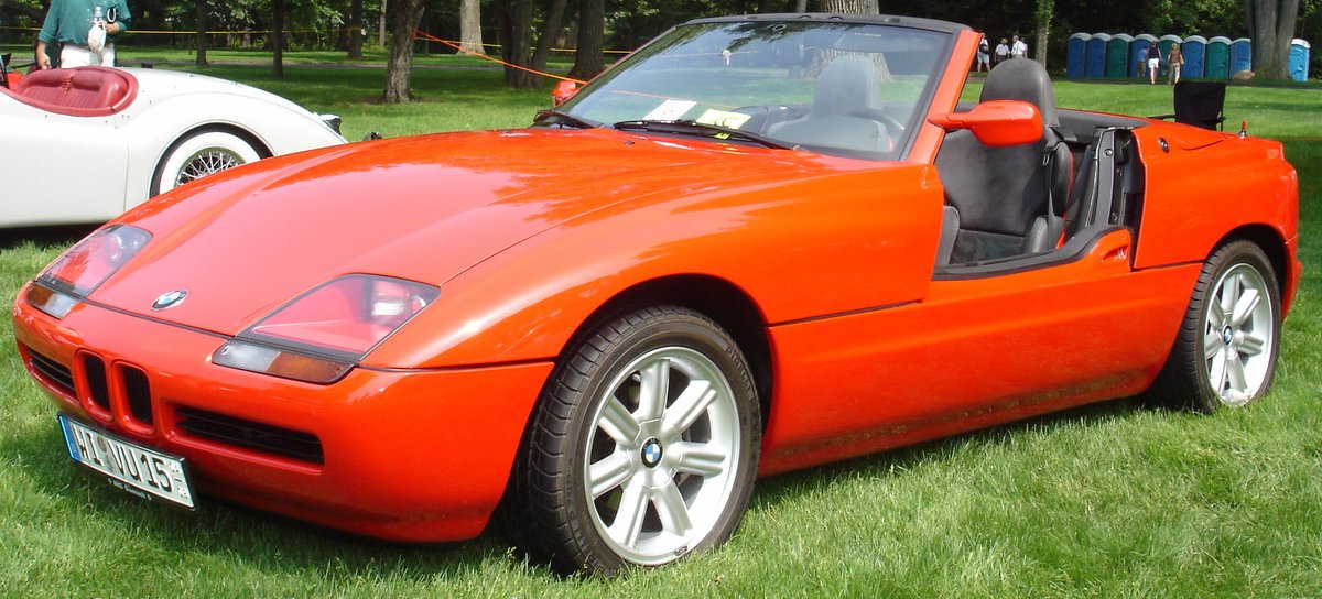 GodzillaTuning's tweet photo. what a strange car we have in today!🤔 #bmwZ1 https://t.co/N4934Q24Jv