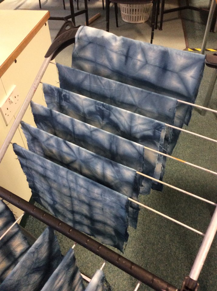 BrooksbankTech1's tweet photo. Gorgeous Shibori dying done by Year 9 yesterday! They will use these to make a drawer string bag. Great results and some lovely patterns. #futuredesigners #creativesubjects #useyourimagination #textiles #teamtechnology https://t.co/FBB3BCyjEg