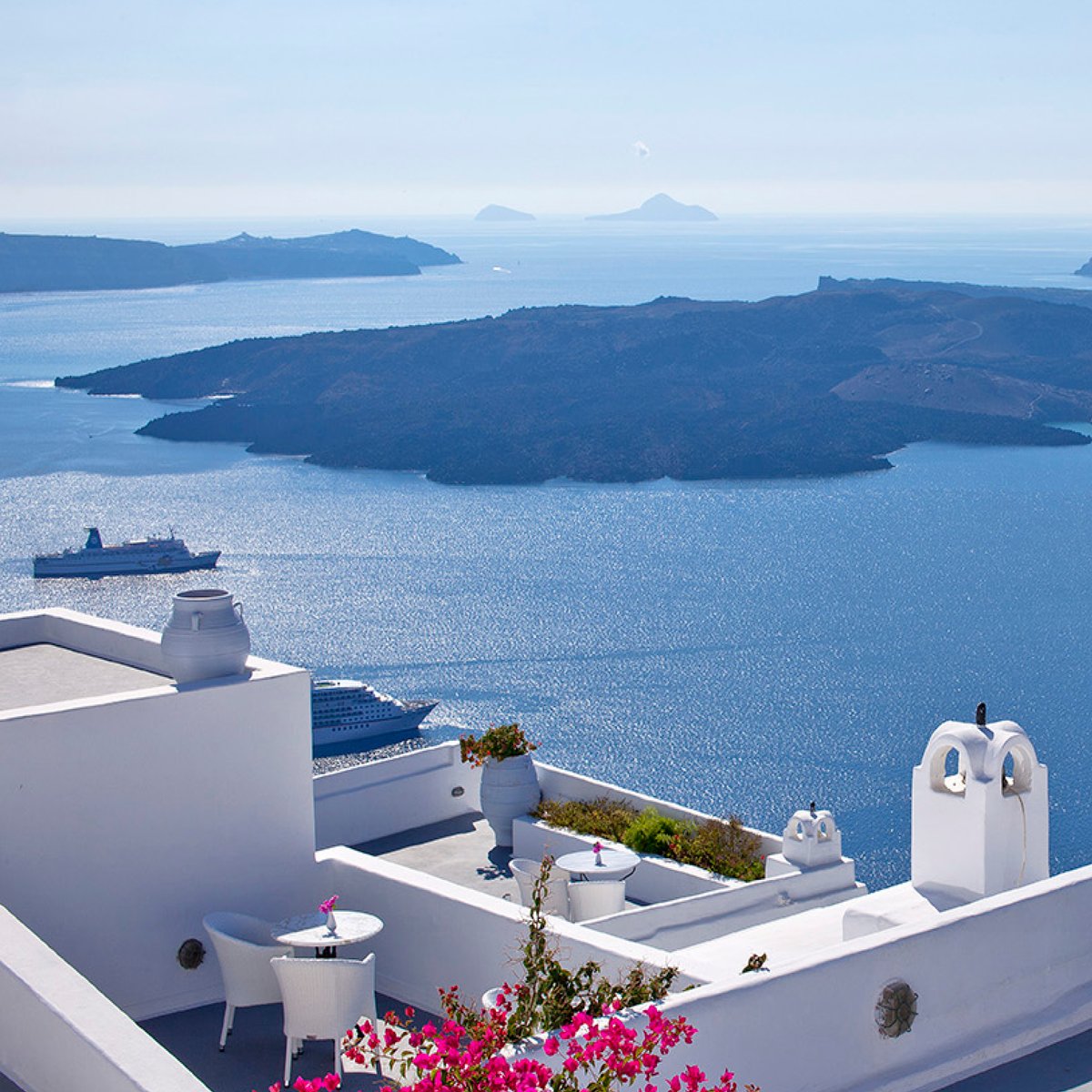 CliffSideSuites's tweet photo. Santorini wins you over every season of the year.
What is your favorite period of the year to visit Santorini? 
@CliffSideSuites @KD_Hotels #santorini #greece2021 #Honeymoon #InfluencerChallenge #travelblogger #travelgram #photooftheday https://t.co/9PoyDFzh17