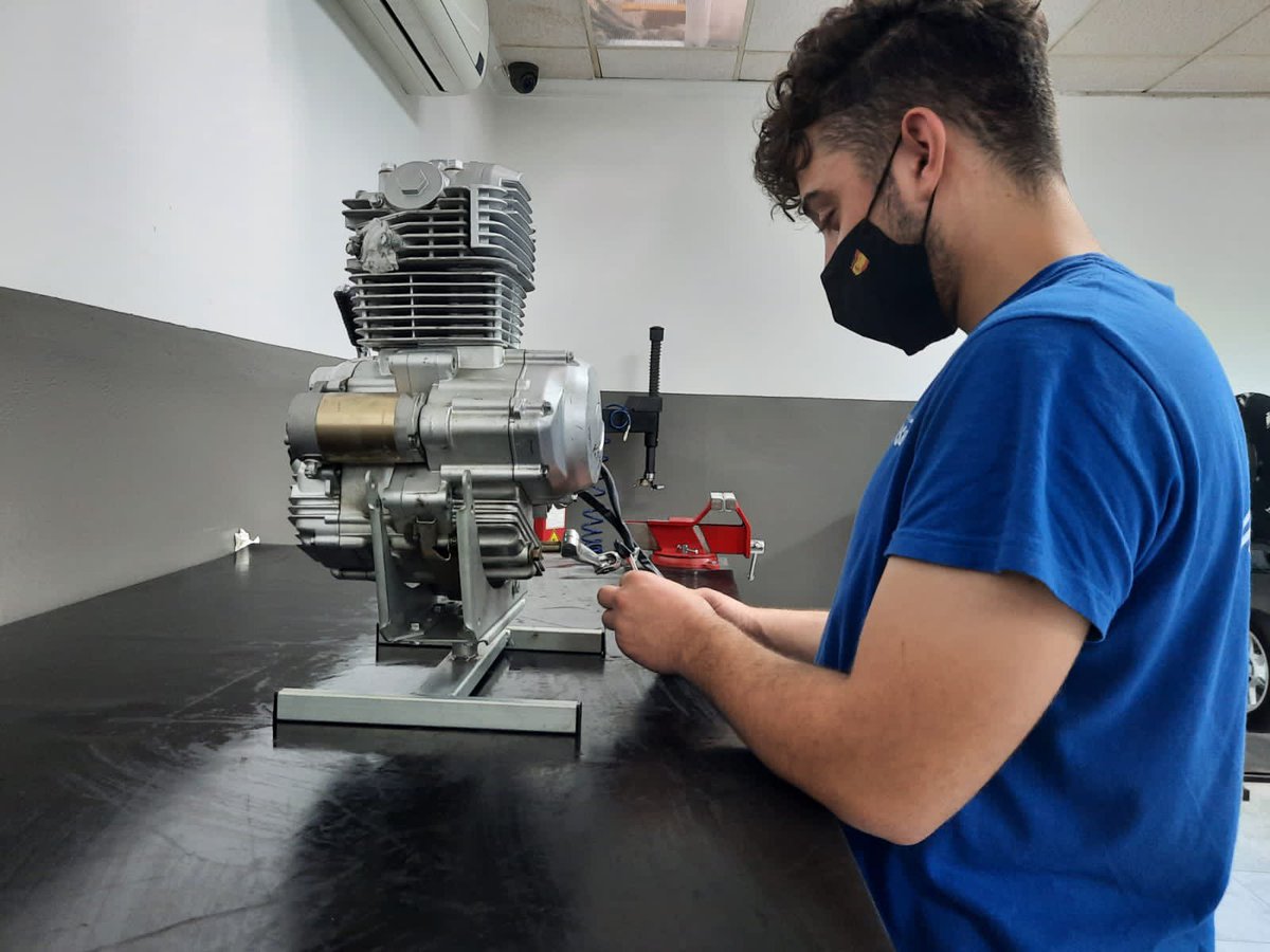 Practicando cambios de motor. Aquí las prácticas no paran nunca 🤩🤩

#asparteam #aspar #ksbsport #ksb #motociclismo #motor #mecanicos #mecanica #valencia #motos