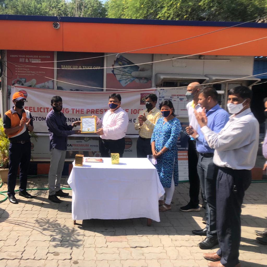 cocohitecg's tweet photo. When a leader himself motivates its employees at RO-DGM(RS),SDO felicitating Sh.Ramchander,Manager &amp;Sh.Rajesh Gupta for being in the Top100&amp;Top3 respectively in All India Sampark courses competition @manash_routray @VigyanKumar @SravanSRao @DirMktg_iocl @ChairmanIOCL @IndianOilcl https://t.co/7cxkeY3CAW