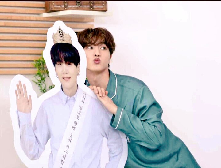 audina_abellia's tweet photo. Cute they photo with his stand yoongi๐๐ญ๐
#LifeGoesOnWithBTS #BlueAndGrey #Gwssuga #TAEHYUNG #RM #JIN๐ #JUNGKOOK https://t.co/PG76UufYTV
