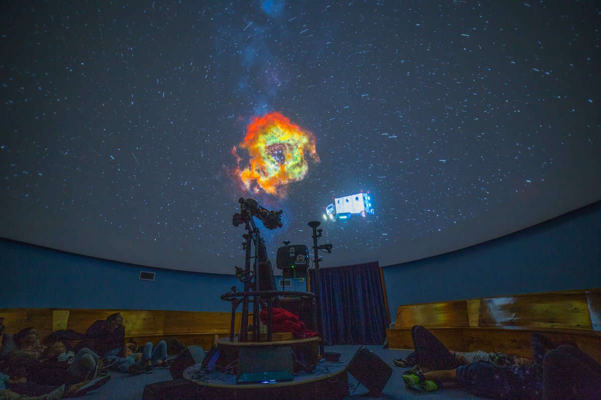 cienciacanaria's tweet photo. Compartimos una sesión del Chinijo's Fulldome Festival para público infantil y juvenil en Semanas de la Ciencia y la Innovación en Canarias #SCIC20
Un viaje de exploración en familia por estrellas y planetas hasta encontrar nuestro lugar en el Universo
🎇https://t.co/6BCBlqzqM4 https://t.co/eErY7NIh8J