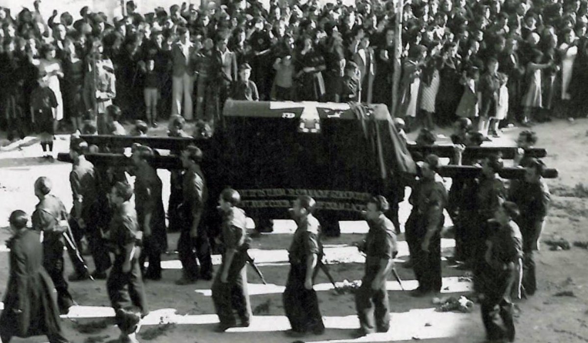 Rogar39's tweet photo. "Prefiero la bala marxista a la palmadita derechoide, pues es cien veces mejor morir de bala 
que de náuseas." 

José Antonio. https://t.co/znxrjFt2SA