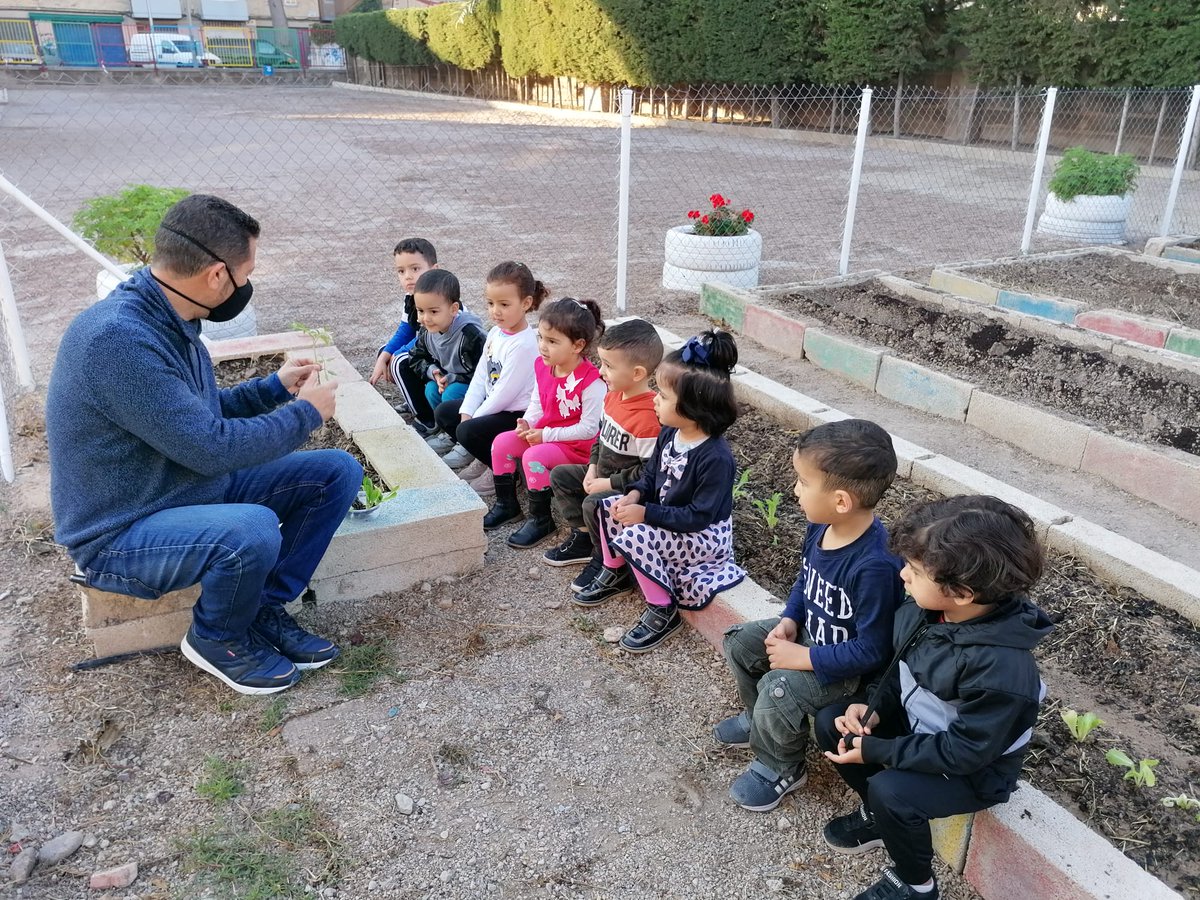 RosalesColegio's tweet photo. Hoy en las clases de 3 añitos hemos estado plantando 🥀🌷🌹 https://t.co/vzeH3MErG4