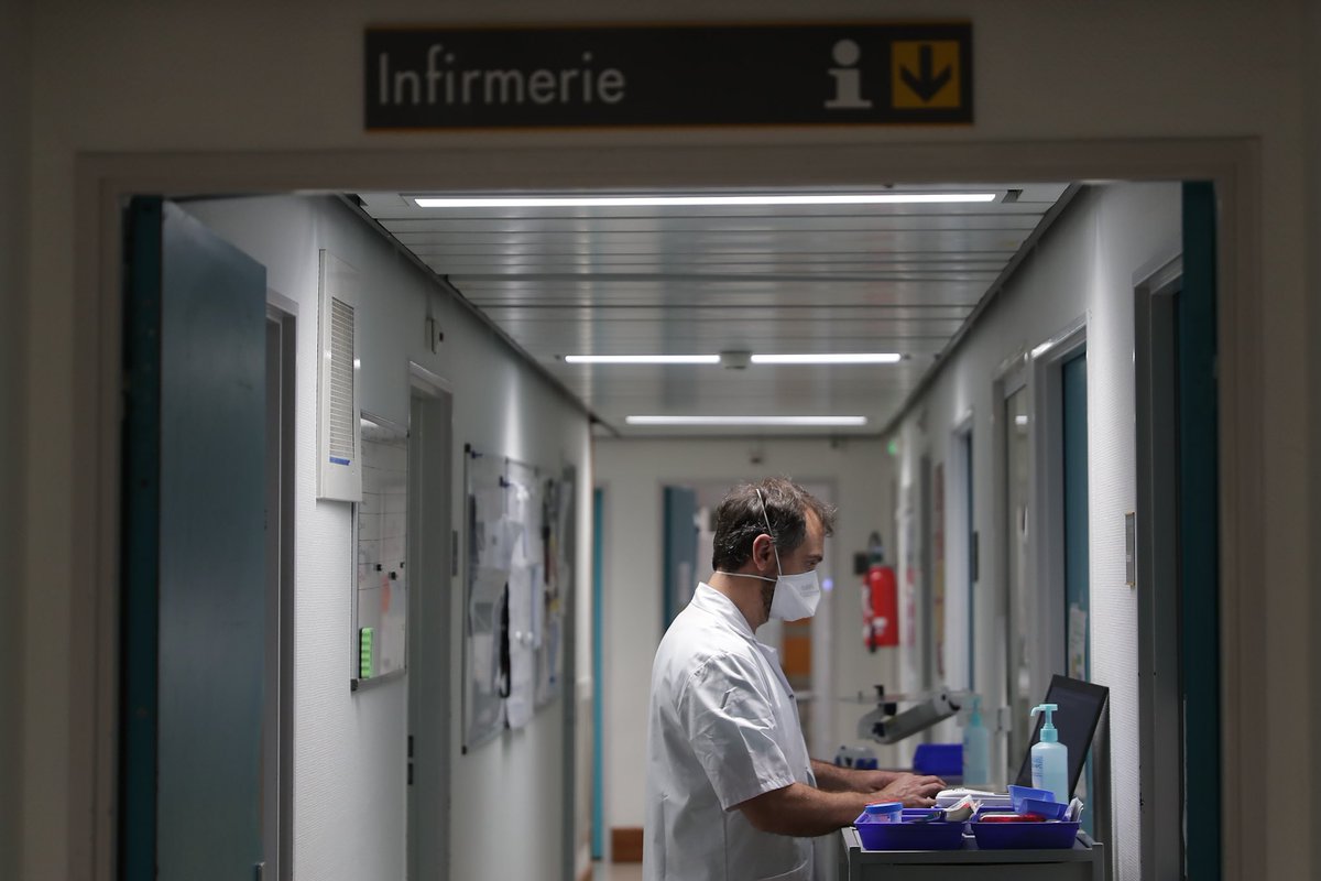 JeanCASTEX's tweet photo. Première étape de mon déplacement dans le Finistère au @CHRU_Brest.
Un symbole : celui de la solidarité nationale dans une région qui accueille des patients venus de zones d’extrême tension hospitalière.
Un message : gratitude pour tous nos soignants engagés pour notre santé. https://t.co/4duoBJRYkJ