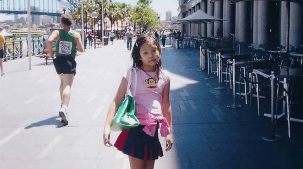 ละกูงงมาก ทำไมเจนนี่ตอนเด็กชอบทำหน้าแบบนี้วะ แบบยกยิ้มมุมปาก เหมือนได้ยินคำว่า 'ก้อกุแจ๋วอ่ะ'ออกมาจากรุป555555555555