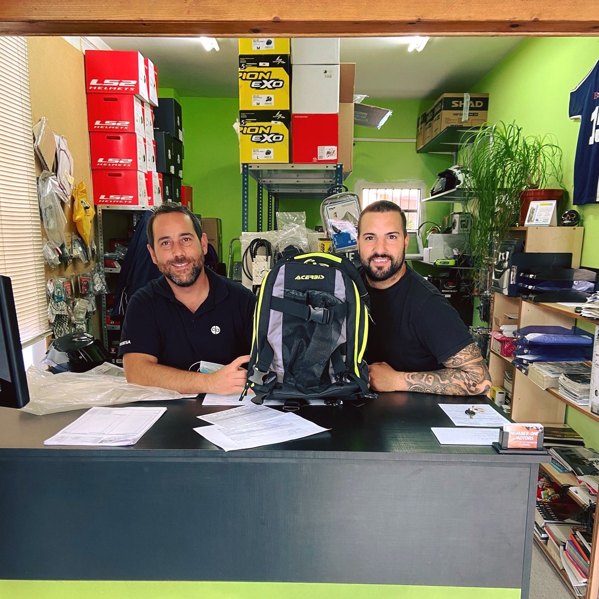 Nuestros amigos de Number One, ganadores de nuestro sorteo semanal, nos envían esta imagen con la fantástica mochila #Acerbis. ¡Enhorabuena y gracias por participar! 🤩