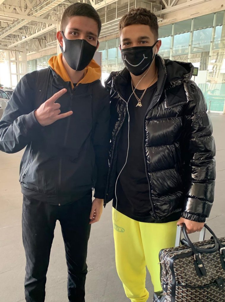ChartMahone's tweet image. 11.19 Austin with a fan in Mexico 🇲🇽
#AustinMahone