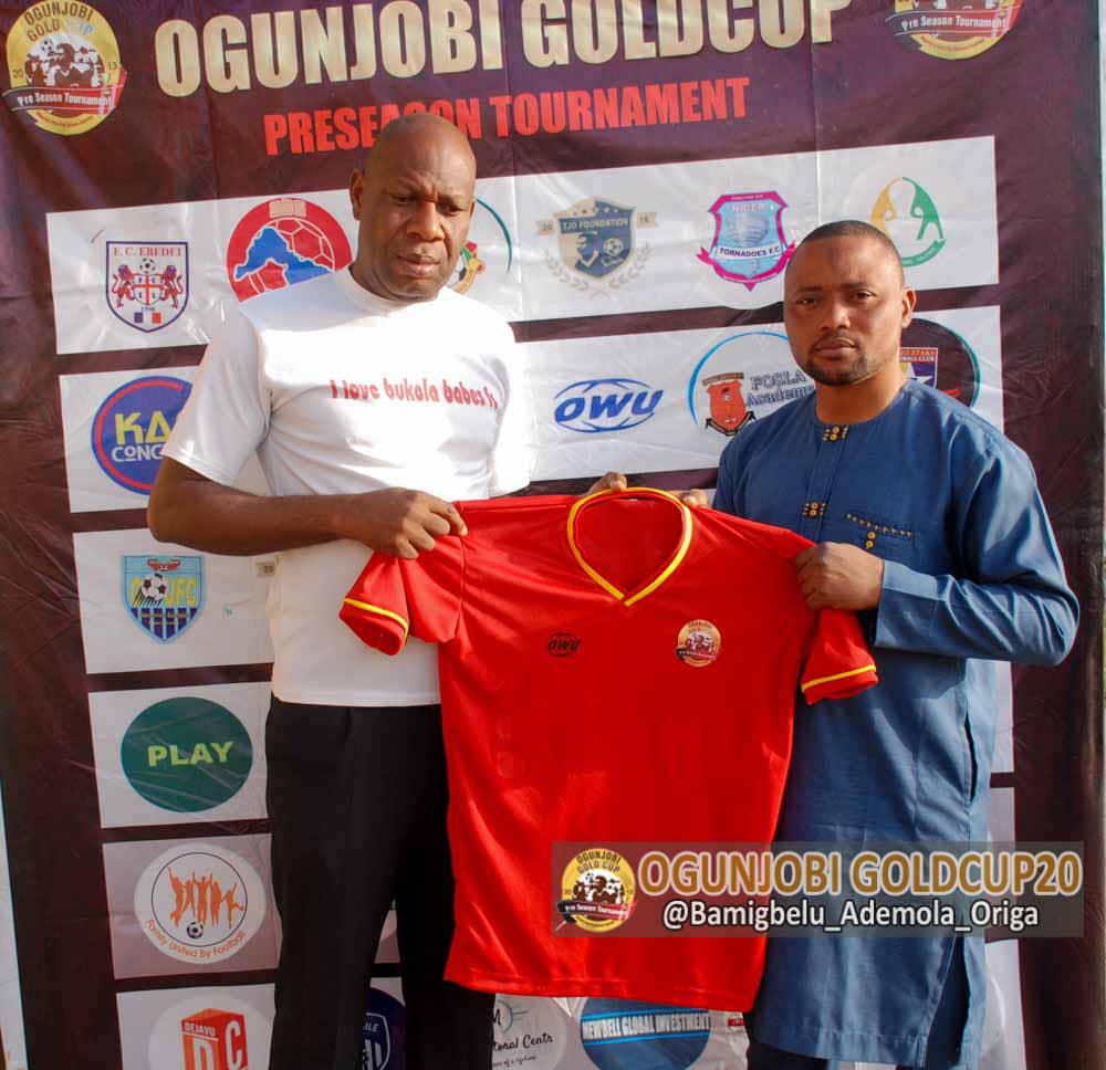 TJOGoldCup's tweet photo. #OgunjobiGoldCup20Final  

Here's our General Coordinator @ipoola2013 presenting match day jersey 👕 to officials of #OgunjobiGoldCup20 finalists  (@ABSIlorinFC &amp; @united_gombe)
courtesy of @owusportswear

Counting down 👇 
🕒 ↔️3pm
🕹↔️ Kwara State Sports Complex 
#GOMABS https://t.co/DiTiAHR0NR