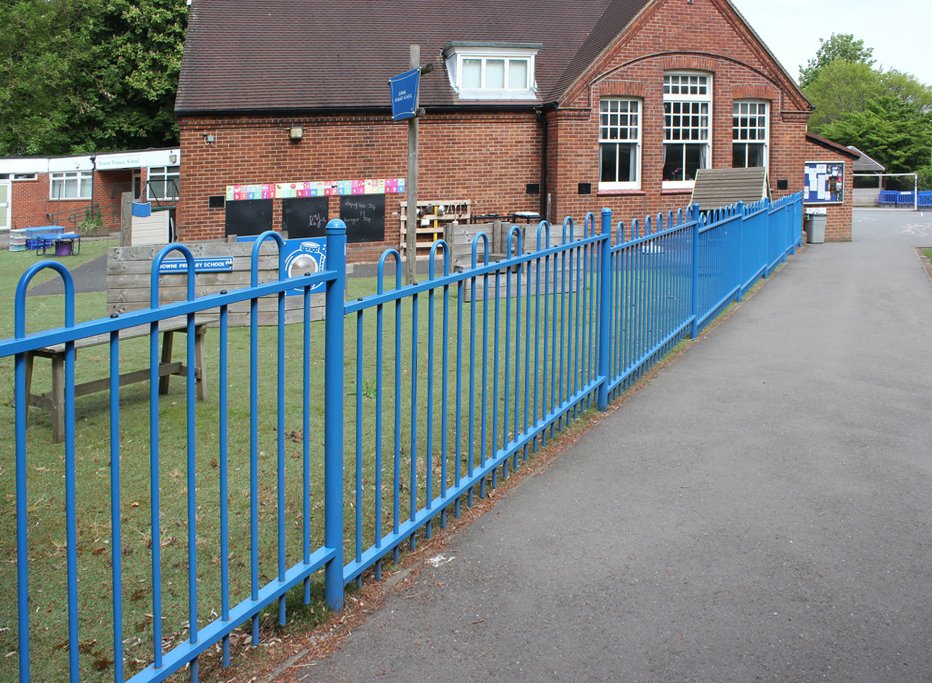 ExternalWorks's tweet photo. #AntiTrap bow top #fencing manufactured by @JFsecurity for #school #playground https://t.co/R9Rr4P1S3P https://t.co/5ajeaL5Srx