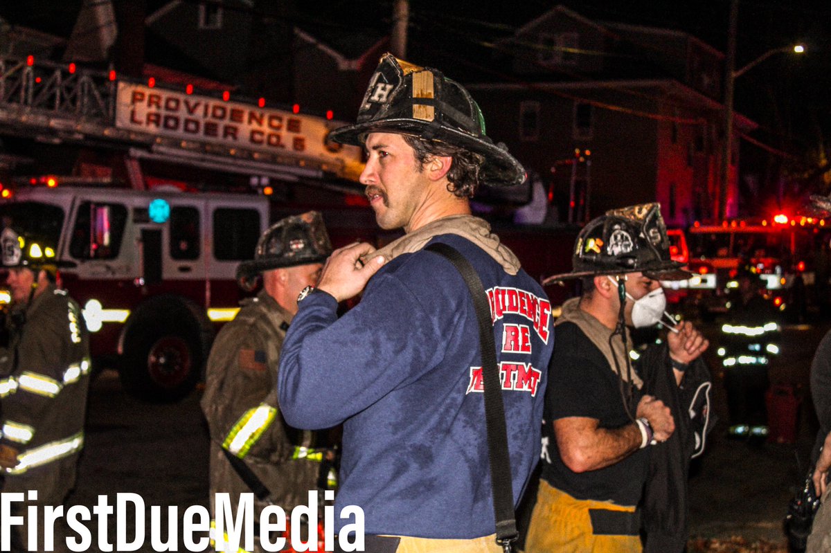FirstDueMedia1's tweet image. 11/20/2020

Providence Firefighters battled a house fire on California Ave. Engine 13 arrived to heavy fire on the second. Companies got to work and the fire was brought under control within an hour of dispatch.