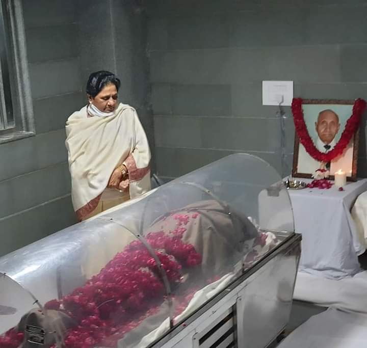 माननीय बहन कुमारी मायावती जी अपने पिता जी श्री प्रभुदयाल जी को श्रद्धांजलि देने पहुँचीं,,
बाबूजी श्री प्रभुदयाल जी को श्रद्धांजलि ...💐💐💐💐