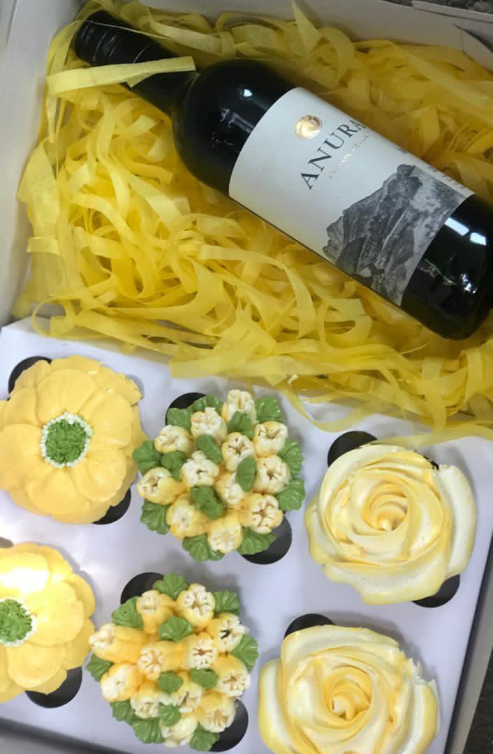 RBakerybox's tweet image. We love Friday so we celebrate with yellow for sunshine ☀️ and yes those are cupcakes 🧁 😋 with wine 🍷! 

In the same breath don’t forget to check out the new @AsaphAfrika X @gemmamusic_ X @abxnuttyo it’s 🔥 link below 👇🏽 #263 

youtu.be/jmPtHLKcI5c