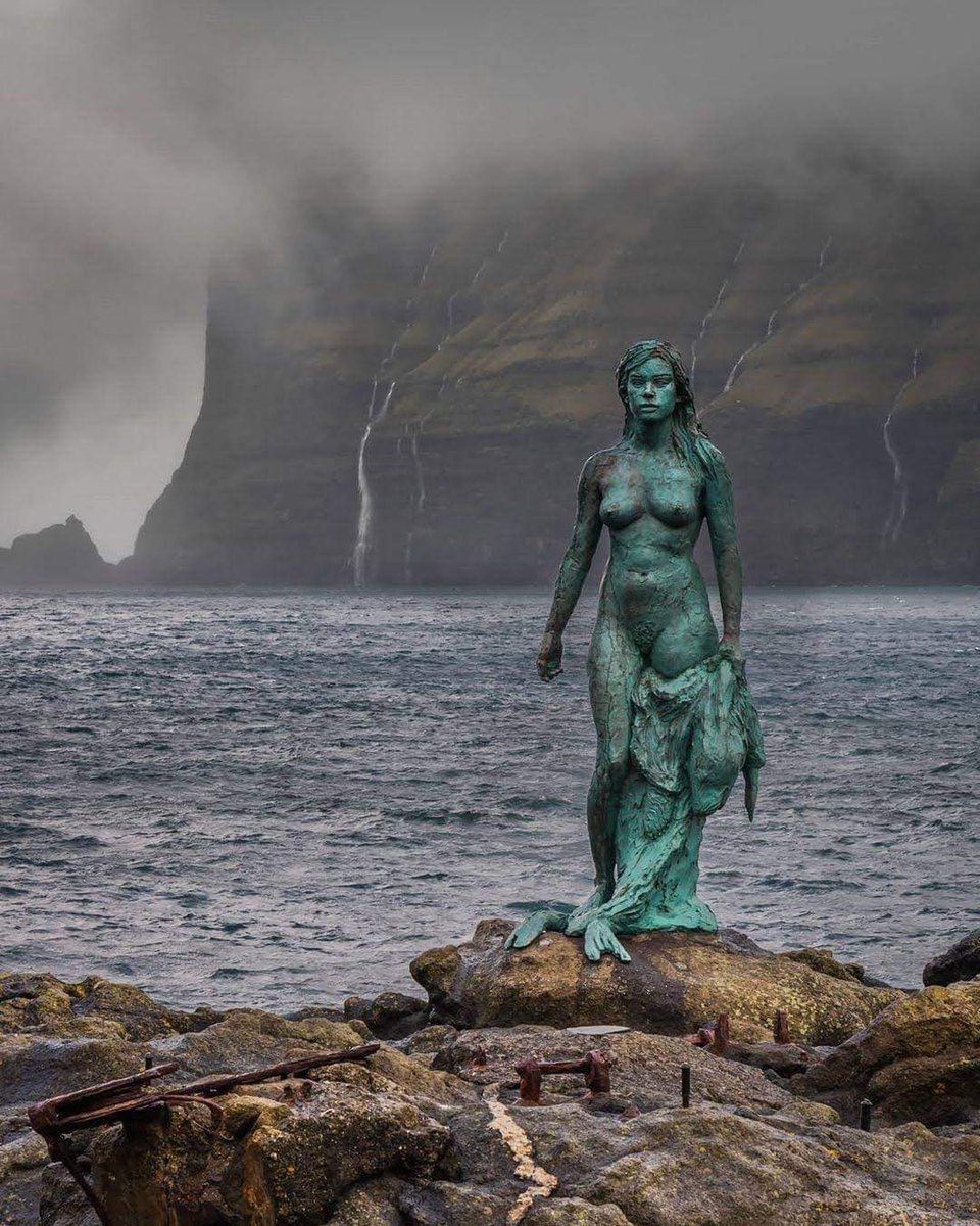 SecretoDruidas's tweet photo. Hoy en este hilo vamos a viajar hasta uno de los lugares más bonitos del mundo para conocer una leyenda preciosa y a la misma vez triste. Se trata de la remota isla de Kalsoy, en las Islas Feroés.

¿Conocéis la leyenda de Kópakonan, la mujer foca? Os la cuento⬇️

📷Turismo Feroés https://t.co/fRrTGV0wL8