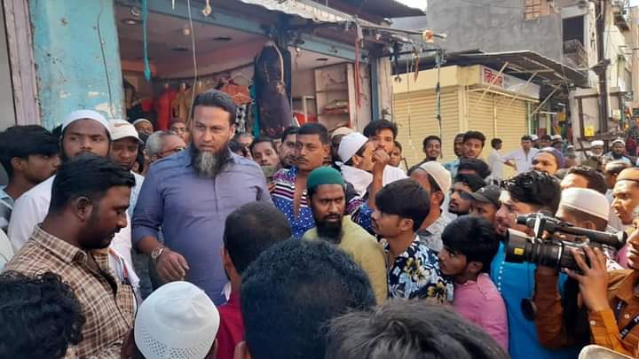 Maheboobbagwan1's tweet photo. Aj #Nanded_ke_Baqi_Chowk* me kuch Muslim Dukandaro ko #MASTERPLANING* ke nam per unki Dukano ko toda jaa raha tha
Jis ki etellah un Dukandaron me *AIMIM Leader #Syed_Moin_Sahab ko di or wo Faoran Barqi Chowk pahoch kar us Karwai ko rukwa diya.*
@asadowaisi https://t.co/SIZHu7wJ1i