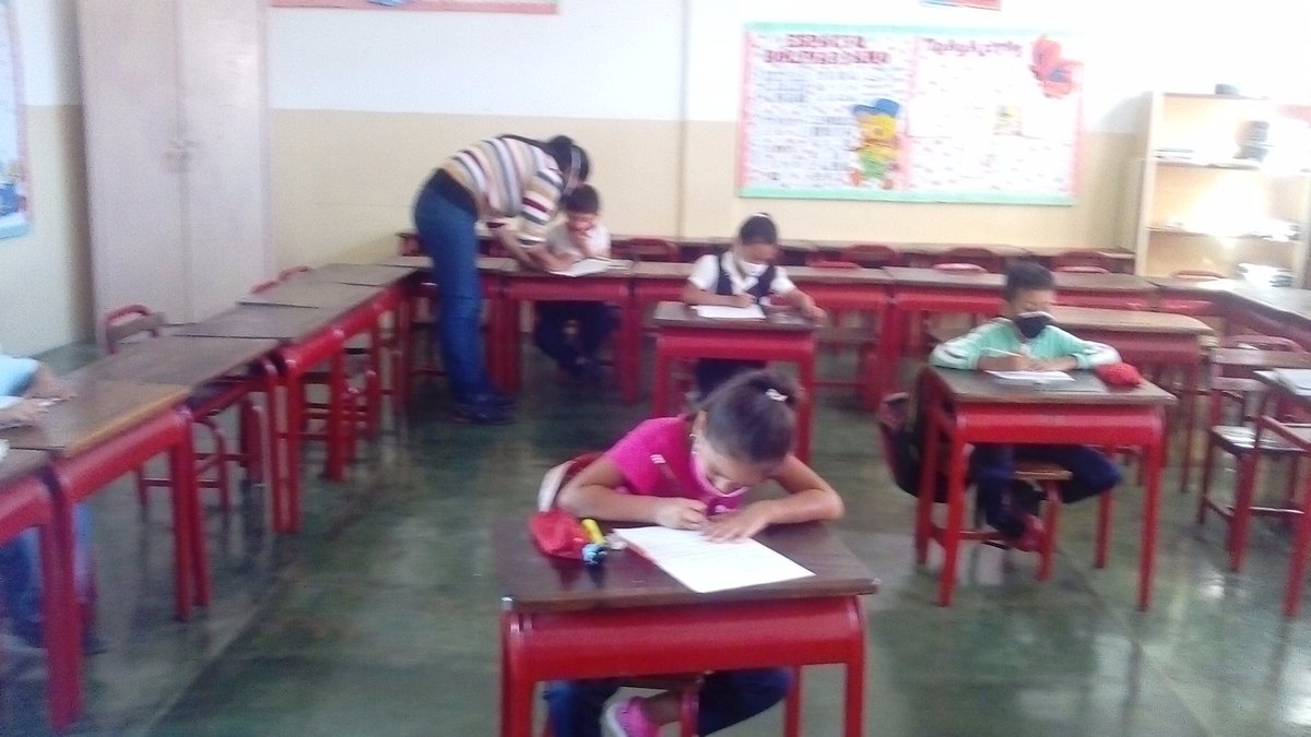 escuelaorinoco's tweet photo. Continuamos con la atención pedagógica de nuestra muchachada. Empleamos las normas de bioseguridad@NicolasMaduro @psuvaristobulo @MPPEDUCACION @ZONAEDUBARINAS @zebarinas05 https://t.co/TM44bsMJST