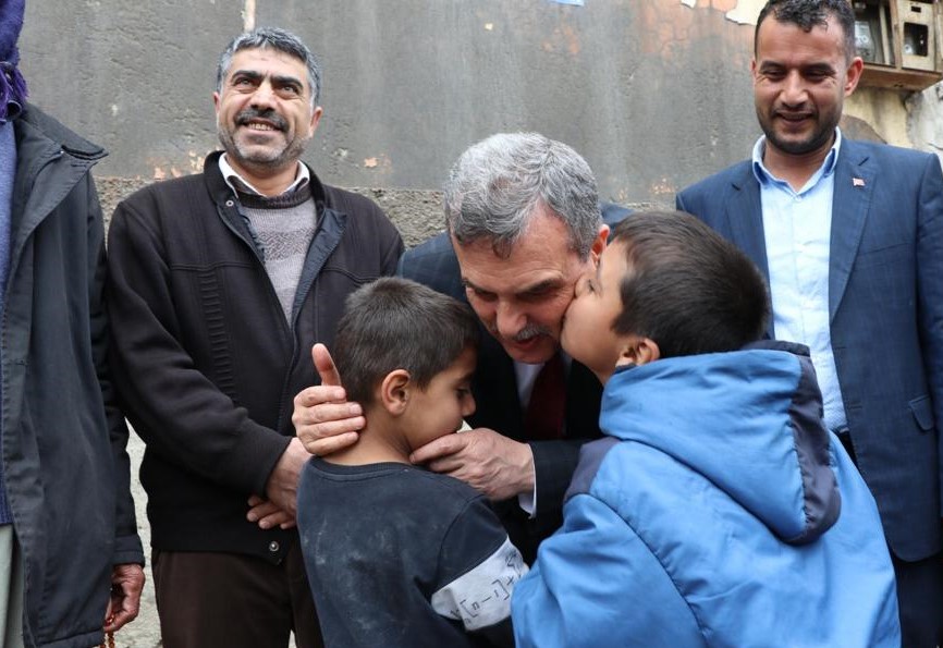 zabeyazgul's tweet photo. Sevgili çocuklarım! Bugünü sizlerle kucaklaşarak kutlamayı çok isterdim. Ancak sağlığımız için bu sene böyle uzaktan kutlayacağız.

Başkan amcanızdan size söz; şu pandemi günleri bir bitsin kutlamanın en güzelini yapacağız😊

#DünyaÇocukHaklarıGünü'nüz kutlu olsun. https://t.co/XHpZLznGIn