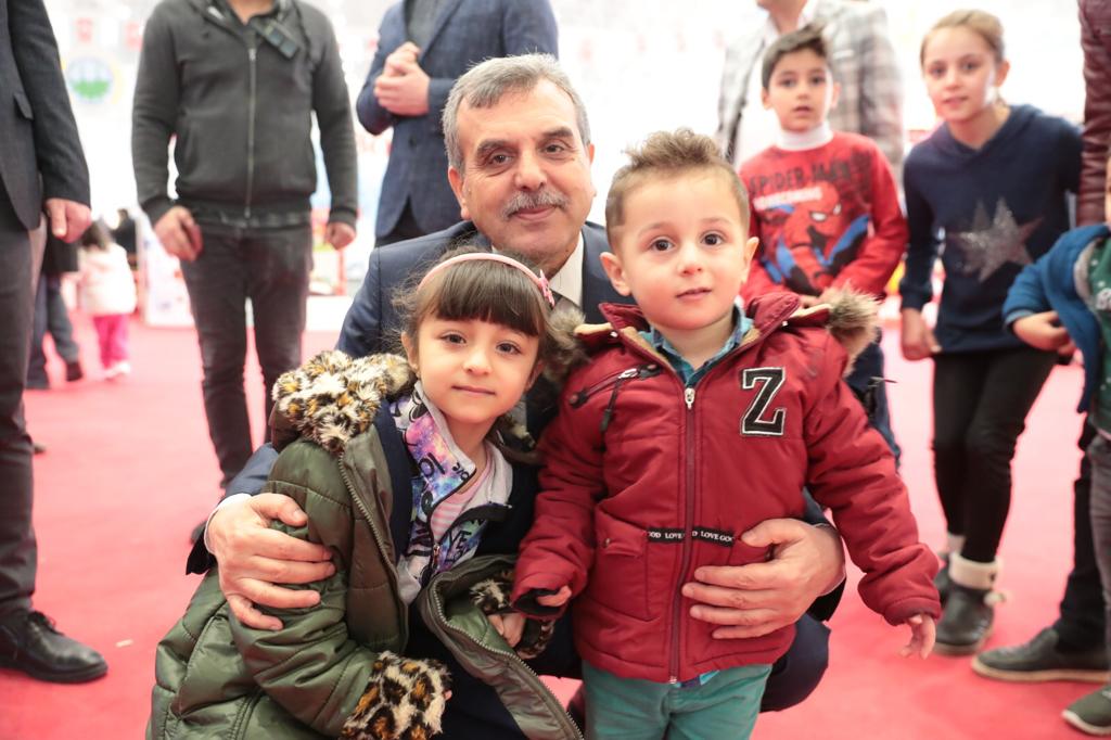 zabeyazgul's tweet photo. Sevgili çocuklarım! Bugünü sizlerle kucaklaşarak kutlamayı çok isterdim. Ancak sağlığımız için bu sene böyle uzaktan kutlayacağız.

Başkan amcanızdan size söz; şu pandemi günleri bir bitsin kutlamanın en güzelini yapacağız😊

#DünyaÇocukHaklarıGünü'nüz kutlu olsun. https://t.co/XHpZLznGIn
