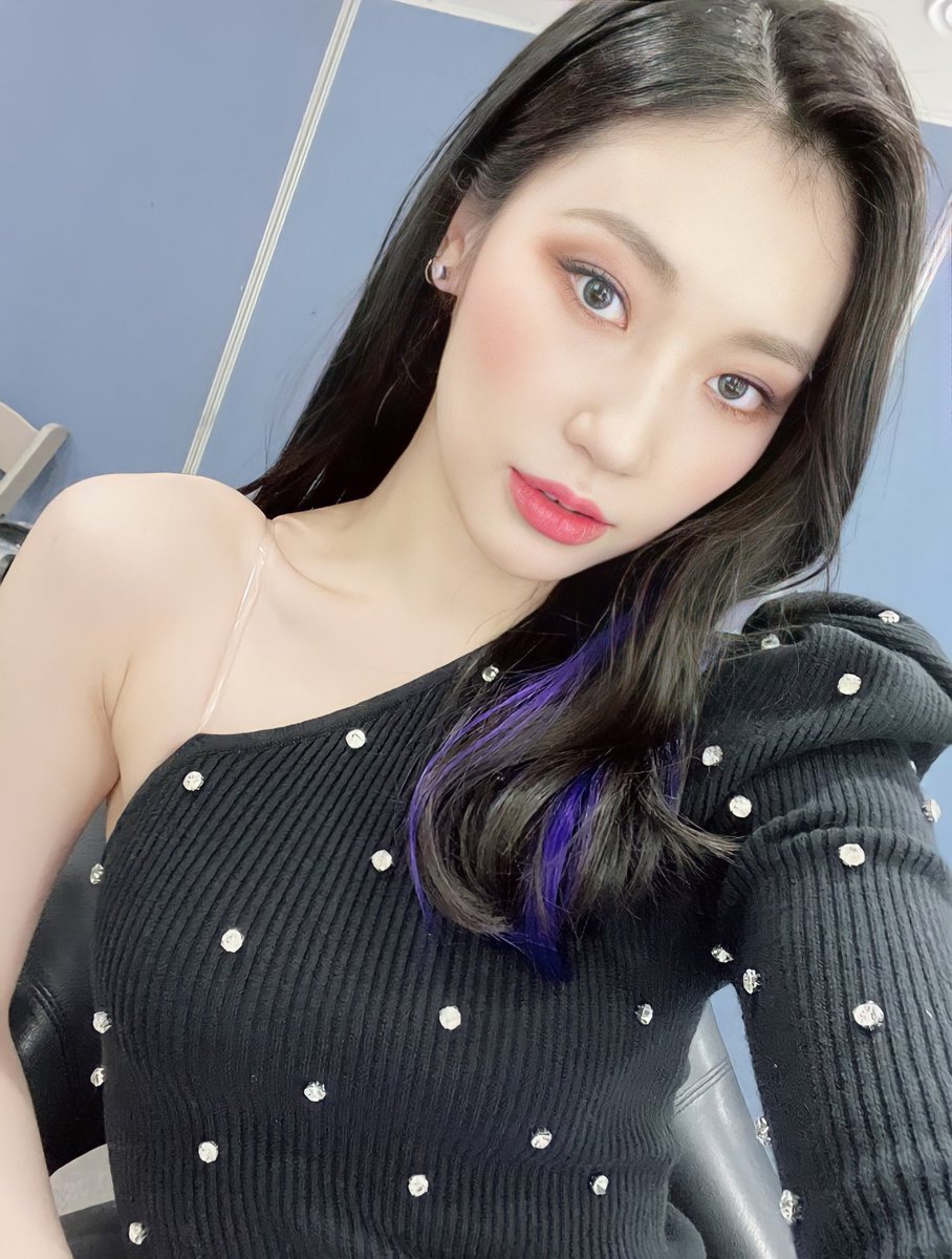 Jinneville's tweet photo. Hastag, Friday Night with Jinny. 🖤 https://t.co/RKNvvjIndr