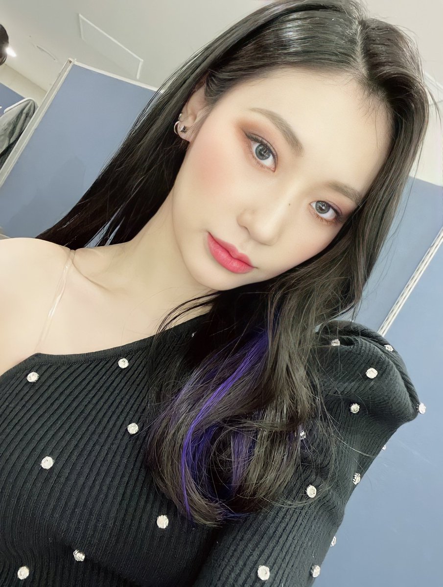 Jinneville's tweet photo. Hastag, Friday Night with Jinny. 🖤 https://t.co/RKNvvjIndr
