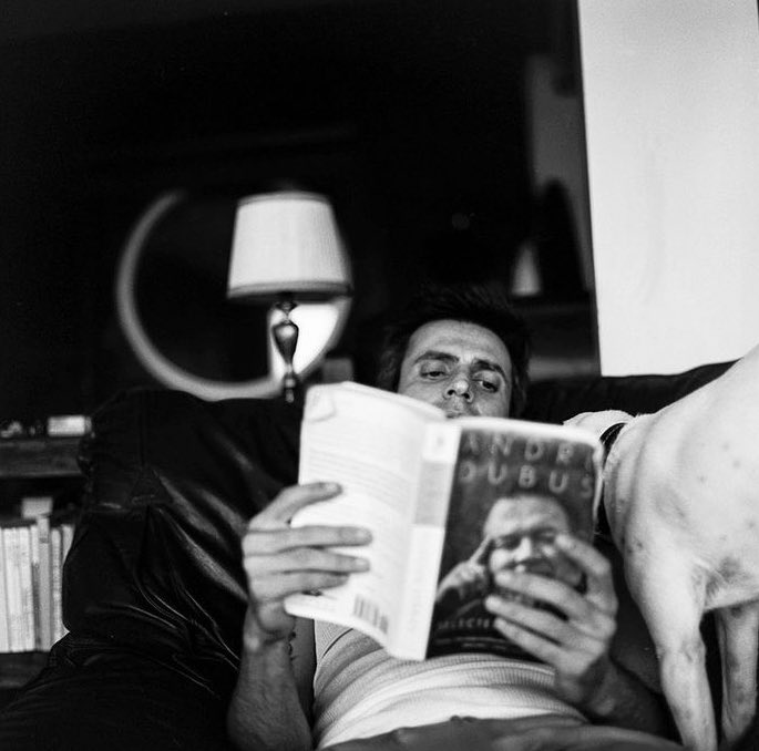 Tam 53 yıl önce bugün, rock müzik tarihimizin en değerli sanatçılarından biri dünyaya geldi.

Teoman Yakupoğlu, birbirinden başarılı 10 stüdyo albümündeki hem sert hem de romantik hitleriyle kalplerimizde ayrı bir yere sahip. İyi ki doğdun Teo. 🖤