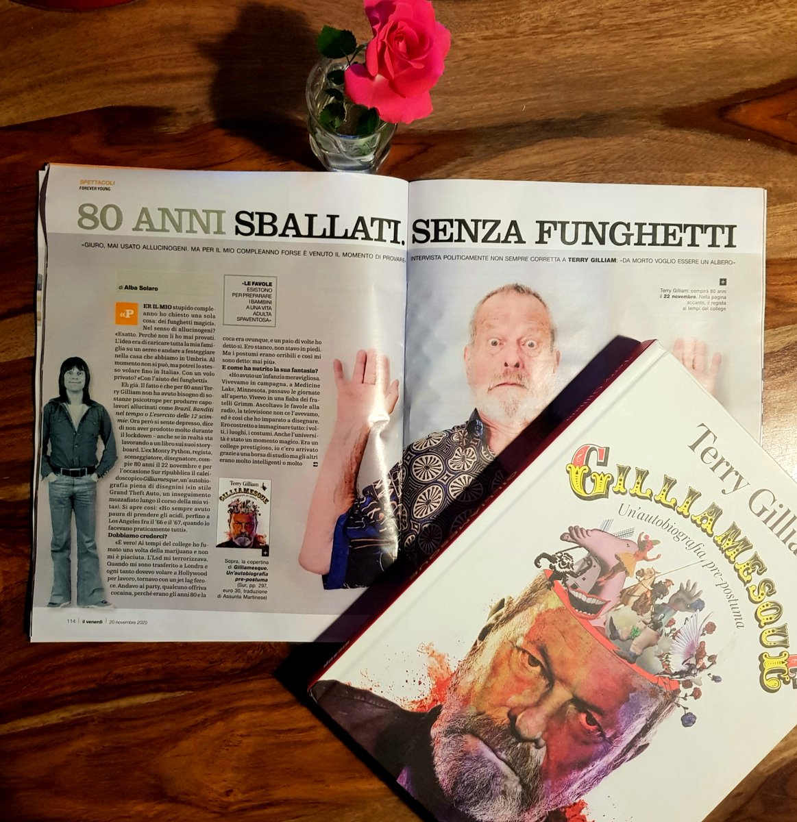edizioniSUR's tweet photo. «Giuro, mai usato allucinogeni. Ma per il mio compleanno forse è venuto il momento di provare».
🎂Per i suoi 80 anni, @ilvenerdi ha incontrato #TerryGilliam: ecco la strabiliante intervista di @Albasolaro. «Gilliamesque. Un'autobiografia pre-postuma» vi aspetta in libreria! https://t.co/ON6UUO6kd5