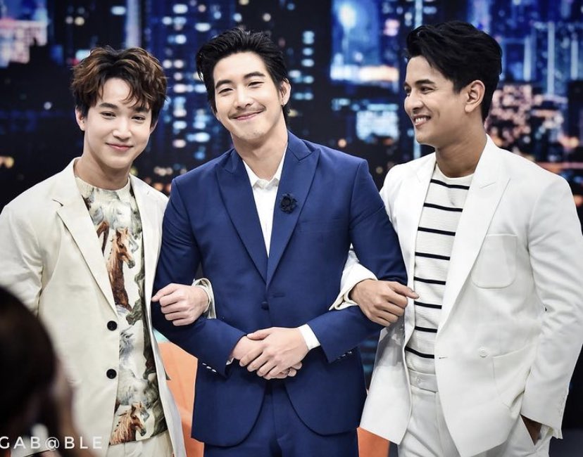 ขออนุญาตควง2นะครับ ☠️🖤 #ปีศาจ #คุณหมอ และ #คนเหงา2020 : ขอบคุณชุดจาก @varichsuit #varichsuite นะครับ @ Flying Dutchman instagram.com/p/CHzsai0Hb2f/…